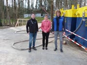 Projektleiter Ralf Rosenstiel, Denise Baumann, Leiterin Finanzen, und Werkleiter René Meier bei den Wassercontainern an der Kieswerkstrasse.