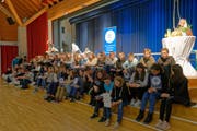 Stolz durften die Schüler ihre Kodex-Auszeichnungen entgegen nehmen. (Bild: PD)