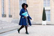 Sibeth Ndiaye verlässt nach der wöchentlichen Kabinettssitzung den Élysée-Palast in Paris. (Bild: Christophe Petit Teson/EPA, 1. April 2019)