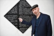 Donato Amstutz bespielt im Winkelriedhaus den Ausstellungsraum des 13er-Kunsttreffs im Kellergewölbe. (Bild: Romano Cuonz, Stans, 30. März 2019)