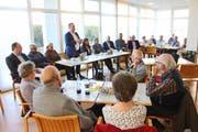 Mit dem Gemeinderat in corpore in der Cafeteria: Bevölkerung und Politiker tauschten sich im Alterszentrum Riedsunnä aus. (Bild: Roland Hügi, Stansstad, 30. März 2019)