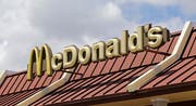 Der Mann hatte 2013 die McDonald's-Filiale in Wil überfallen. (Symbolbild: Keystone)