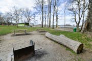 Der Grillplatz in der Seerheinbadi in Tägerwilen: Hier soll die 38jährige Konstanzerin getötet worden sein. (Bild: Donato Caspari)