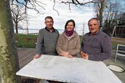 Remo Volmar (Koch), Astrid Blatt und Sabino Ciarla (Platzwarte) haben dieses Wochenende die Strandbad-Saison in Uttwil eröffnet. (Bild: PD)