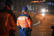 St.Galler Stadtpolizisten während einer nächtlichen Verkehrskontrolle. (Symbolbild: Stadtpolizei St.Gallen)