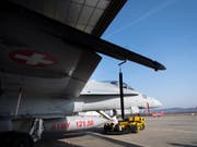 Da sich die Sanierung der F/A-18 verzögert, stehen in den nächsten Jahren weniger Kampfjets für den Einsatz zur Verfügung. (Achivbild) (Bild: KEYSTONE/LAURENT GILLIERON)