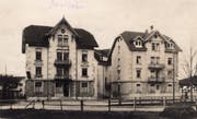 Die Häuser Rehetobelstrasse 15 und 17. Sie wurden 1904 und 1905 gebaut. Äusserlich haben sie sich bis heute wenig verändert. Im linken Gebäude ist das Restaurant Rennbahn untergebracht.