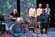 Szene aus «Fluctus» mit Marco Käppeli (Schlagzeug), John Voirol (Saxophon), Franziska Senn, Reto Baumgartner und Lilian Naef. Bild: Romano Cuonz (Stans, 19. April 2019)