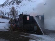 Auf der Täschalp oberhalb Täsch ist eine als Ferienhaus genutzte Hütte abgebrannt. Die Bewohner konnten sich rechtzeitig in Sicherheit bringen. (Bild: Kantonspolizei Wallis)