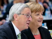 EU-Kommissionschef Jean-Claude Juncker bringt die deutsche Kanzlerin Angela Merkel für ein Amt auf der EU-Ebene ins Spiel. (Bild: KEYSTONE/AP/MARKUS SCHREIBER)