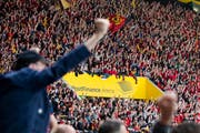Die Berner Fans jubeln im fünften Eishockey Playoff-Finalspiel der National League zwischen dem SC Bern und dem EV Zug. (Bild: KEYSTONE)