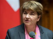 Vor ihrem Antrag zum Projekt Air2030 will Bundesrätin Viola Amherd Informationen erhalten. Sie hat deshalb drei Zusatzberichte angefordert. (Bild: KEYSTONE/PETER SCHNEIDER)