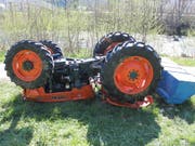 Der Traktor blieb nach dem Unfall mit den Rädern nach oben liegen. (Bild: Kapo AI)