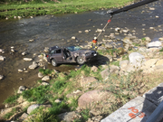 Das Auto wird mittels Kran aus der Sihl gezogen. (Bild: Zuger Polizei)