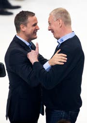 EVZ-Trainer Dan Tangnes (links) spricht nach dem Final mit SCB-Meistercoach Kari Jalonen. (Bild: Peter Klaunzer/Keystone (Bern, 20. April 2019))