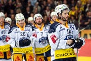 Zugs Spieler mit Raphael Diaz (rechts) sind enttäuscht nach dem fünften Eishockey Playoff-Finalspiel der National League. (Bild: KEYSTONE/Alexandra Wey, 20. April 2019, Bern)