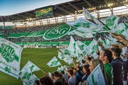 Eine Choreografie, der Jubiläumsbus, Meistertrainer Marcel Koller und spezielle Trikots – nur das Resultat liess zu wünschen übrig. (Bild: Bilder: Michel Canonica)