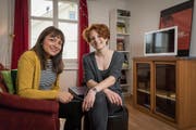 Milagritos Vega (links) und Elena Policante leben gemeinsam in der religiösen Hausgemeinschaft Stattkloster. (Bild: Hanspeter Schiess)