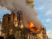 Die durch einen Grossbrand unlängst stark beschädigte Kathedrale Notre-Dame in Paris kann laut Angaben der französischen Regierung vom Samstagabend gerettet werden. (Bild: KEYSTONE/AP/VANESSA PENA)