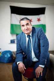 Ziad Al Mahmoud in seinem Zimmer in Unterägeri. Im Hintergrund ist die syrische Flagge zu sehen. (Bild: Stefan Kaiser, 15. April 2019)