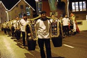 Traditionsgemäss sind die Trychler beim Chlauseslä in Oberägeri unterwegs. (Bild: Werner Schelbert, Oberägeri, 5. Dezember 2015)