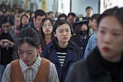 Junge Chinesen in einer U-Bahnstation in Peking während der abendlichen Hauptverkehrszeit. (Bild: Andy Wong/AP (17. April 2019))