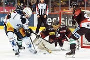 Der Zuger Verteidiger Miro Zryd scheitert am starken Berner Goalie Leonardo Genoni, der in der neuen Saison auch beim EVZ spielt. (Bild: P. Muller/Freshfocus (Bern, 16. April 2019))