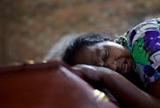 Lalitha weint am Sarg ihrer zwölfjährigen Nichte, welche Opfer des Anschlags in Negombo wurde. (Bild: Gemunu Amarasinghe/AP (22. April 2019))