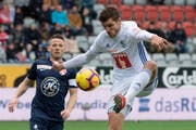 Der FC Luzern bangt im Cup-Halbfinal um den Einsatz von Topskorer Pascal Schürpf - links im Bild der Thuner Stefan Glarner. (Bild: Peter Schneider/Keystone (Thun, 17. März 2019))