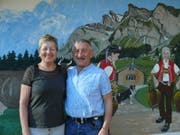 Rös und Albert Wittenwiler, hier vor dem Bild, das die Ennetbühlerin Ruth Egli gemalt hat, beenden am kommenden Sonntag nach 16 Jahren ihre Wirtetätigkeit in der «Krone» Nesslau. (Bild: Franz Steiner)