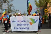 Der Friedensweg-Tross überquert die deutsch-schweizerische Landesgrenze. (Bild: Judith Schuck)