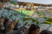 Es war angerichtet: Die von Fans monatelang vorbereitete Choreografie brachte vor dem Spiel Stimmung. (Bilder: Michel Canonica)