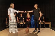 Asylbewerber als Gefängnisinsassen proben «Der Sturm» von Shakespeare. Für die Rolle Mirandas stiess eine Frau von aussen zur Theatergruppe. (Bild: Michel Canonica)