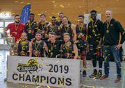 Goldregen und Siegerpokal für Swiss Central Basketball zum Saisonabschluss. Bild: Daniel Schriber (Wettingen, 22. April 2019)