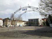 Am Montagmittag steht auf dem Spelteriniplatz bereits das Skelett des Zelts des Circus Knie. (Bild: Reto Voneschen - 22. April 2019)