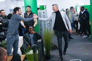 Als Alain Sutter (rechts) als Sportchef des FC St.Gallen vorgestellt wurde, klatschte er mit Tranquillo Barnetta ab – später gab es auch Missverständnisse zwischen den beiden. (Bild: Keystone)