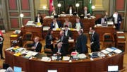 Die Regierungskollegen gratulieren Heidi Hanselmann zur Wahl. (Bild: Christoph Zweili)