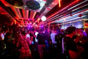 Partygäste in einem Club in der Schweiz. (Symbolbild: Jean-Christophe Bott/Keystone)