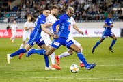 Umkämpftes Duell zwischen dem FC Luzern (vorne Blessing Eleke gegen den FC Thun. (Bild: Philipp Schmidli (Luzern, 23. April 2019))