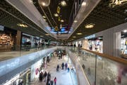 Die Mall of Switzerland ist mit 65'000 Quadratmetern das grösste Einkaufszentrum der Region. (Bild: Dominik Wunderli, Ebikon, 8. November 2017)