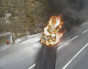 Der Brand löste Schäden am Strassenbelag aus.
