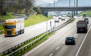 Kurz vor der Kantonsgrenze, auf dem Gemeindegebiet von Sirnach, steht der Radar zwischen den Mittelleitplanken. (Bild: Andrea Stalder)