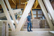 Sascha Abplanalp, Chef der neuen Holzbau AG, am Sitz des Unternehmens in Lungern. (Bild: Manuela Jans-Koch (27. März 2019))
