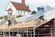 Handwerker montieren die neuen Schindeln. (Bild: Marion Wannemacher, Flüeli-Ranft, 17. April 2019)