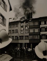 Zur Bekämpfung des Städtlibrandes 1984 standen rund 120 Feuerwehrleute im Einsatz. Unterstützt wurden diese durch die Armee und zivile Helfer. (Bild: Toggenburger Museum, Lichtensteig)