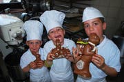 Die Jungs von Feinbeck Dietsche haben nichts dagegen, wenn nicht alle köstlichen Osterhasen verkauft werden. (Bild: Roland P. Poschung)