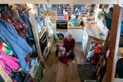 Ein Blick ins Innere: Moni Vins mit ihrer Tochter. Bild: Ester Unterfinger/Swissinfo.ch (Februar 2019)