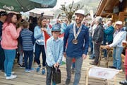 Grosser Empfang für den strahlenden Doppel-Doppelweltmeister Stefan Matter. (Bild: Franz Niederberger, Engelberg, 22. April 2019)