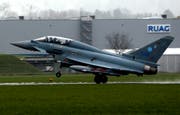 Der Eurofighter Typhoon der Deutschen Luftwaffe startete am 25. November auf dem Flugplatz Emmen zu einem Testflug. Die Ruag profitiert von Gegengeschäften, wenn die Schweiz neue Kampfjets kauft. (KEYSTONE/Sigi Tischler)