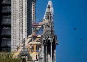 Am Dienstag wurde begonnen, eine Plane auf der mehr als 850 Jahre alten Kathedrale anzubringen, deren Dach in grossen Teilen zerstört wurde. Bereits vorher wurden möglicherweise einsturzgefährdete Teile der Kathedrale statisch gesichert.(Bild: Ian Langsdon/EPA, Paris, 19. April 2019)